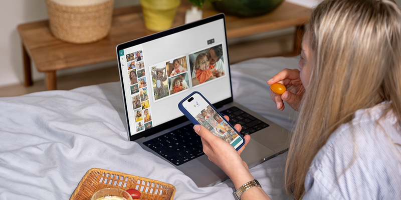 Eine Frau nutzt den posterXXL Desktop-Editor auf ihrem Laptop und isst dabei eine Cherrytomate, um ein personalisiertes Fotobuch zu gestalten – als Inspiration für eine einfache Fotobuch Software und ein Fotobuch einfach erstellen.